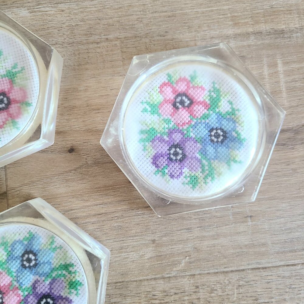 3 vintage Lucite plastic coasters with floral embroidery middle parts - Picture 3 of 6